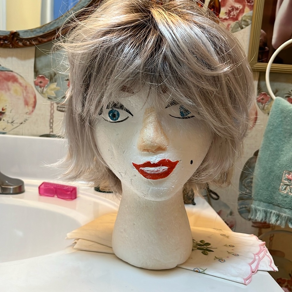 Paula Young Cerese-A fashion wig silver blonde rooted Pre Owned